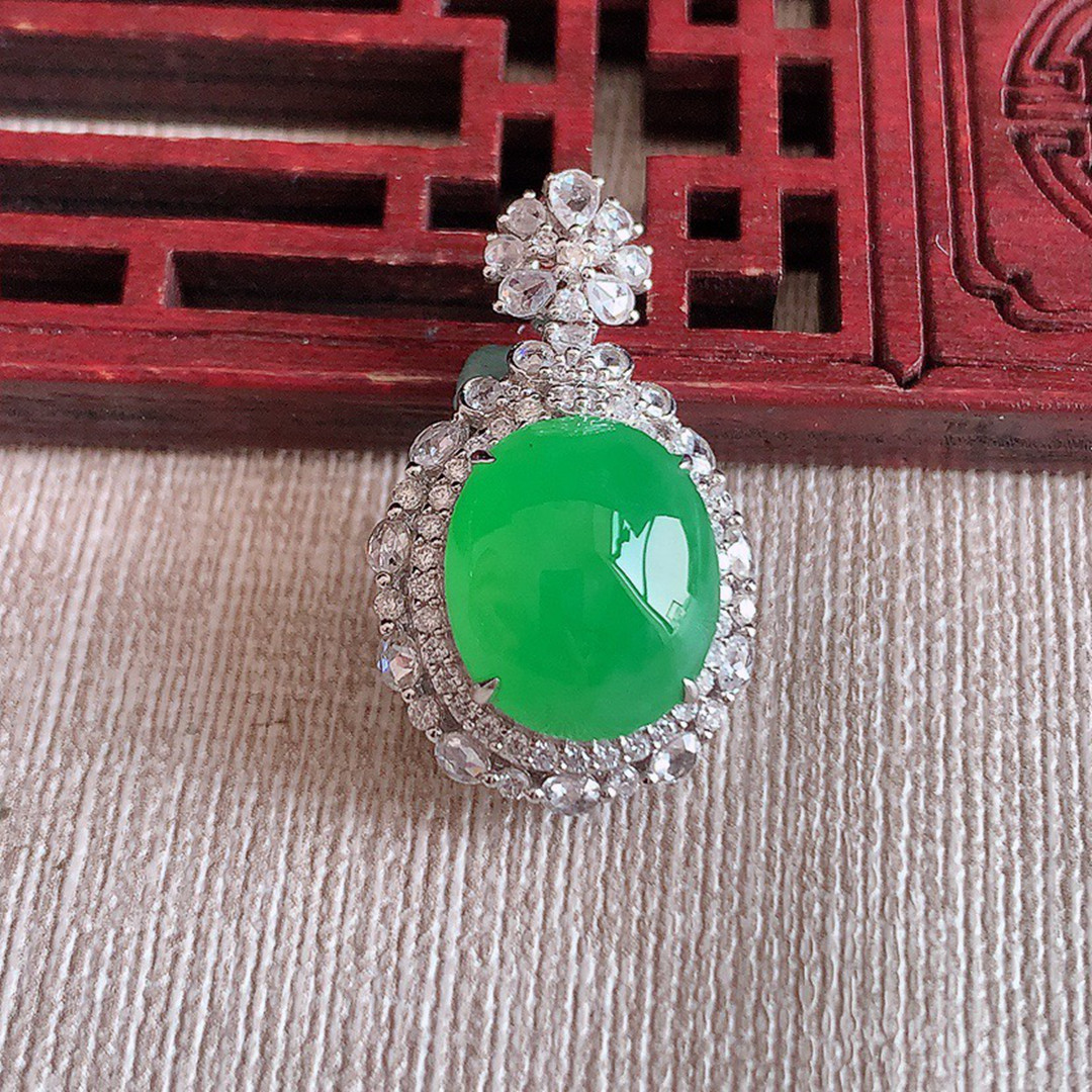 缅甸天然A货玉石翡翠 老坑冰种 手工精雕 18K金伴钻阳绿蛋面吊坠