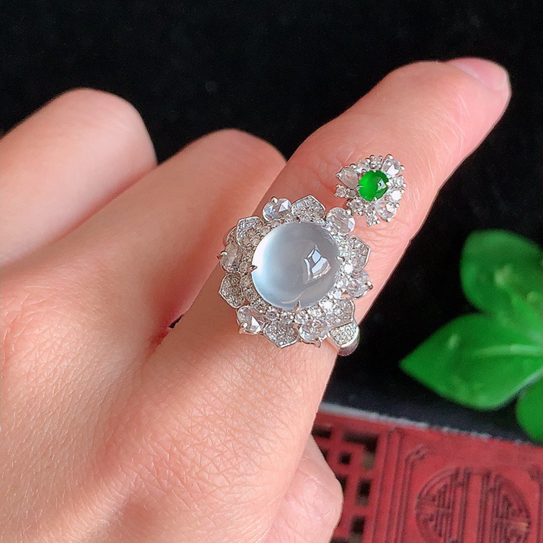 缅甸天然A货翡翠 精雕老坑冰种18K金伴钻镶嵌白月光蛋面戒指