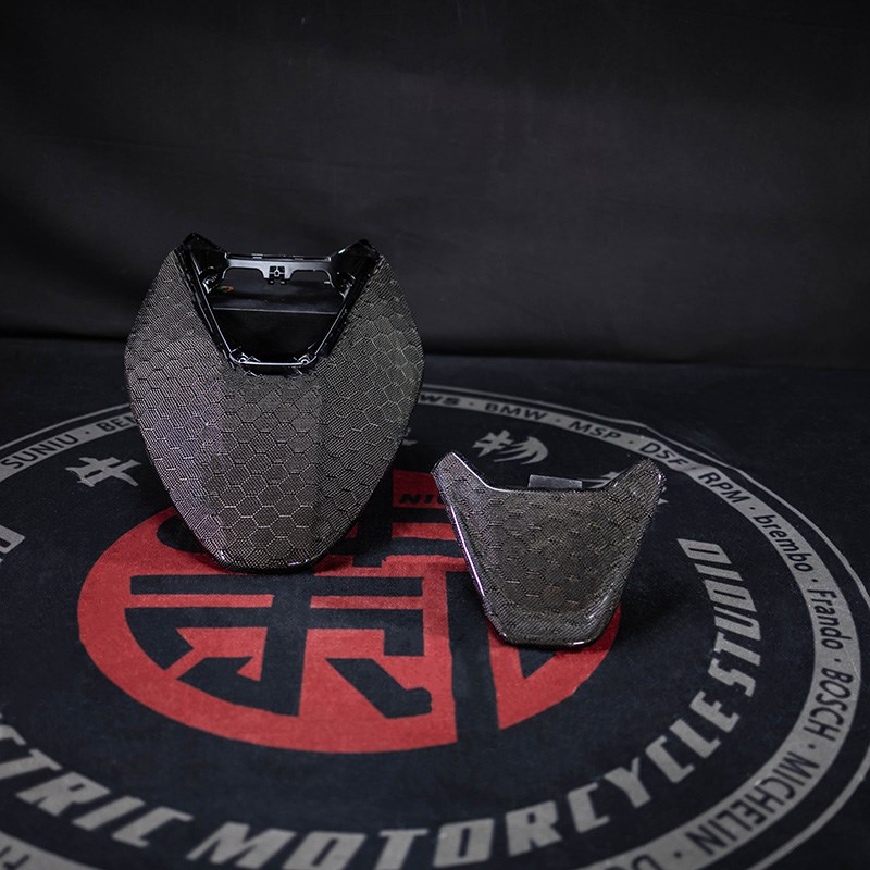 春风极核电动车AE4改装斜纹碳F纤维挡风板前面板外壳导流罩