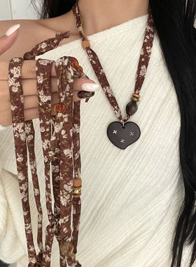 秋冬咖色十字架爱心丝巾项链女复古美拉德碎花毛衣链时尚百搭配饰