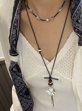 秋冬皮绳纹理花朵吊坠项链女2025新款轻奢小众高级感长款毛衣链配