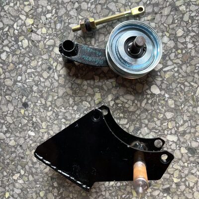 潍柴雷沃RG70水稻收割机配件原厂空调张紧支架装配总成