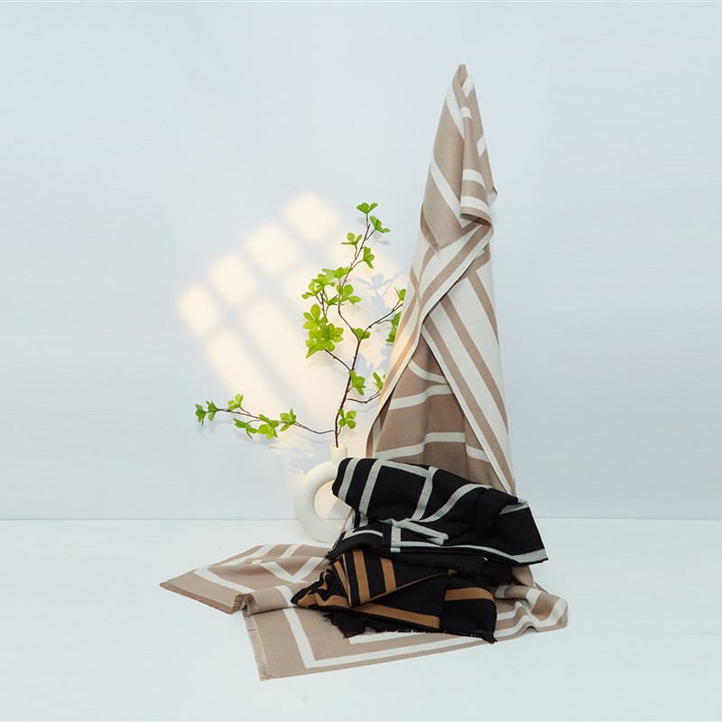 围巾女高级感简约黑白字母OM大披肩办公室L防风披肩两用长款伴手