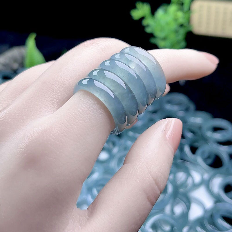 冰种天空b蓝刚冰绿翡翠指环 玉戒指 天然A货玉石戒圈 高光感轮胎