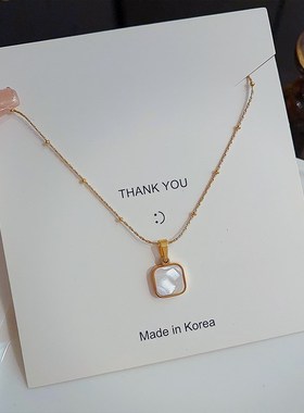 精致小巧贝e母方牌钛钢项链女轻奢风小众气质玻珠链冷淡风百搭颈