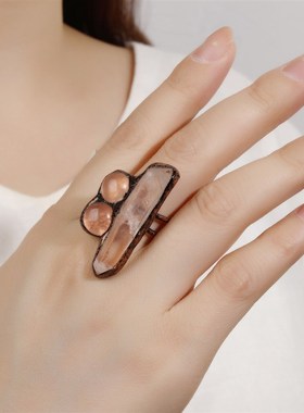 一个复古风天然白水晶六角柱粉晶C圆饼手工烧焊镀古铜开口可调戒