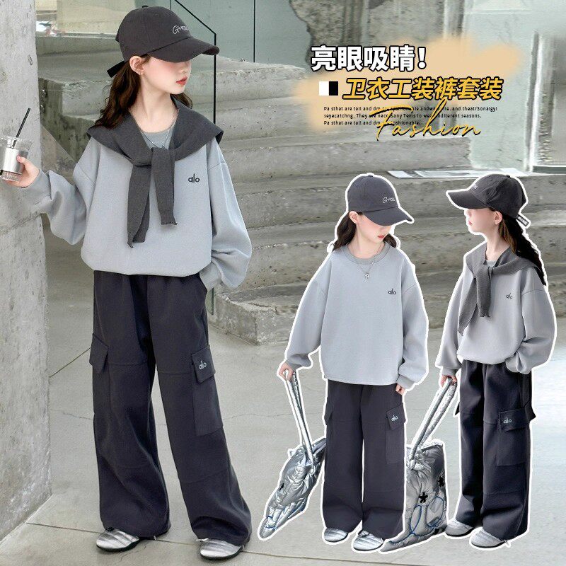 奥莱潮牌女童春秋套装2026新款大童洋气时尚披肩卫衣工装裤三件套