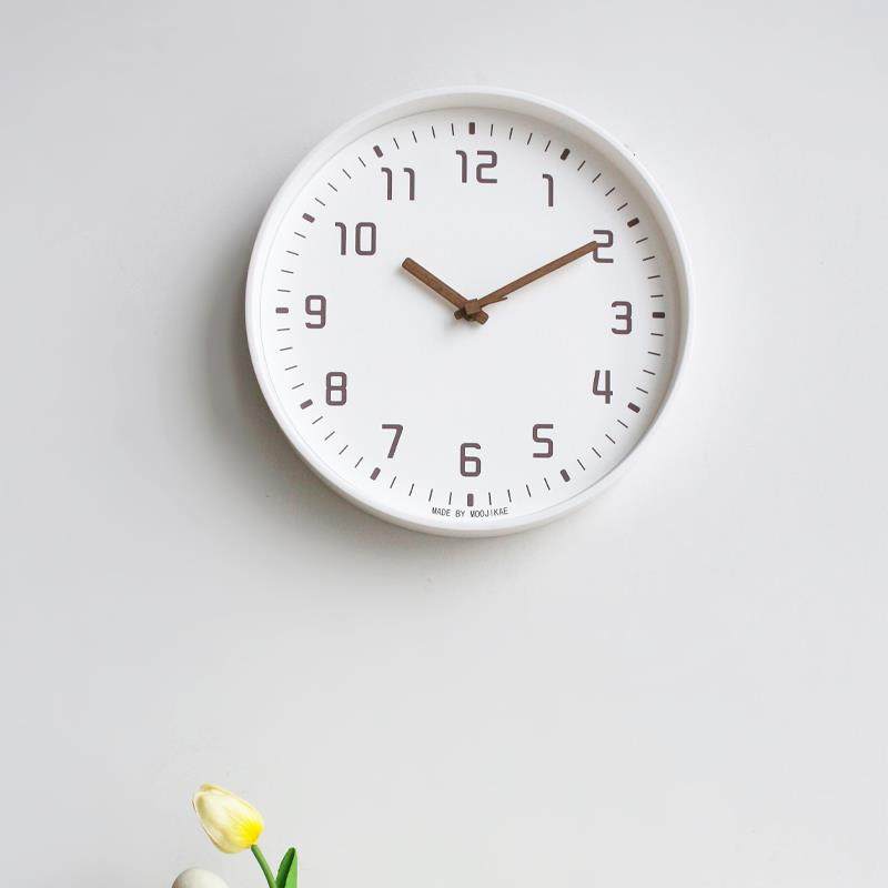 MJK钟表简约现代挂钟客厅2023新款家用时尚静音时钟挂墙奶油风