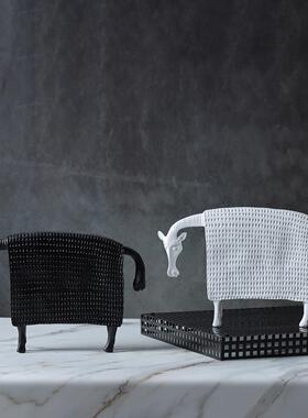 现北欧创意黑白盔甲马牛卡通树脂工艺品摆件家居样板房酒店饰品