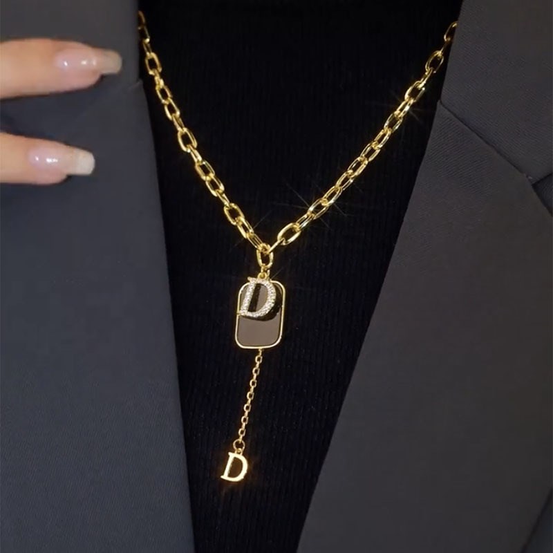 轻奢小众设计D字母毛衣链女v2022年新款高级感网红锁骨链短款项链