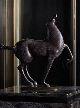 中式复古风度假村酒店大堂展示台马头雕塑摆件高级感软装陈列设计