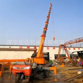 三轮自备吊厂家 小型三轮吊车 五征改装 背树用三马子起重机