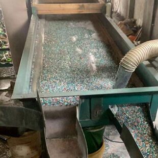 EPDM黑色橡胶花颗粒打低不反油 足球场人造草坪充草 塑胶跑道补修