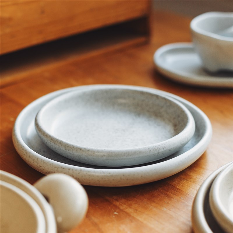 暗藏温柔的石头。设计款侘v寂风手作陶瓷餐具家用日式手工餐盘菜