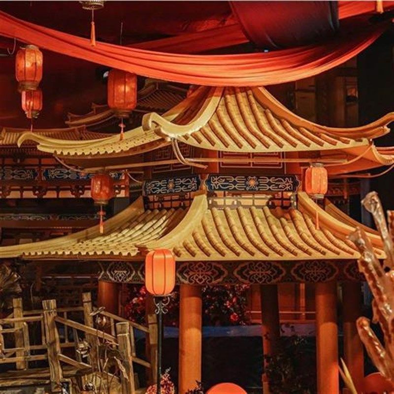 新款婚庆泡沫雕塑定制中式婚礼舞台背景道具龙凤圆盘祥云柱子屋檐