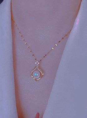 新款气质优雅人鱼姬项链女高级感轻奢钛钢M吊坠冷淡风锁骨链颈链