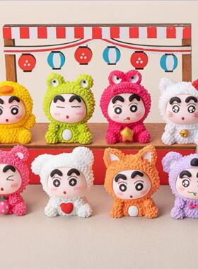 【坐姿动物蜡笔小新】8个颜色李四创意仿真办公桌书桌小摆件