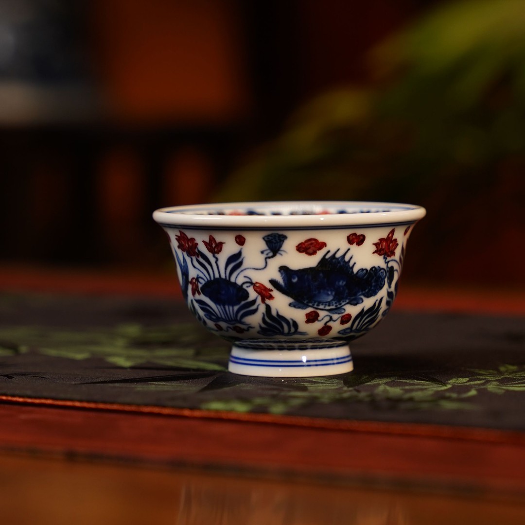 正德山房永明尚玩青花釉里红鱼藻小压手杯景德镇陶瓷主人杯品茗杯