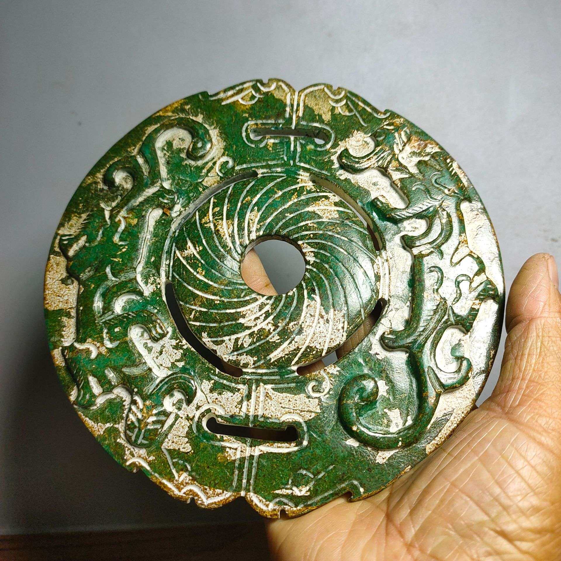 供应古玩杂项仿古做旧工艺品岫玉赤龙双面工玉璧家具摆件