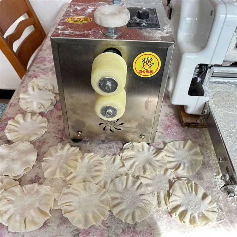 烧麦皮压花机商用电动小型饺子皮砸花边机烧麦捣花机荷叶边碾花机