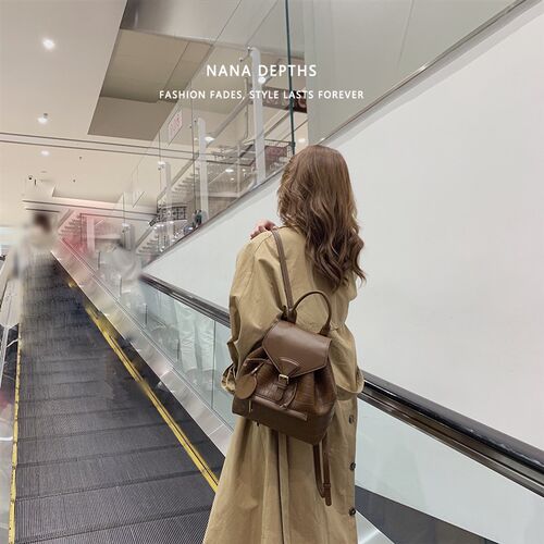 高级感小背包2i021新款潮女双肩包小众设计韩版百搭大容量软皮包