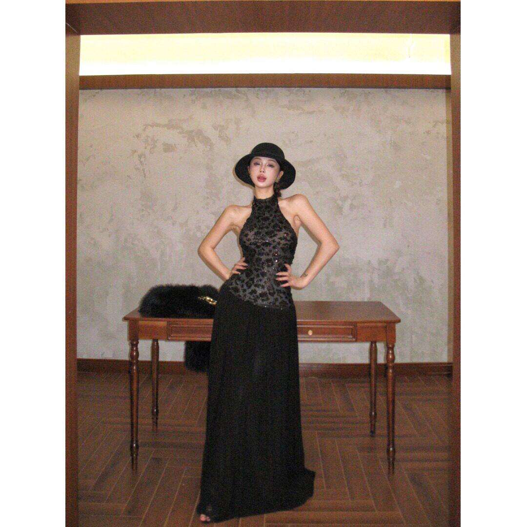 高级感亮片美背挂脖连衣裙女秋冬法式礼服裙修身无袖裙子大摆长裙