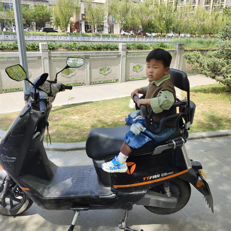 电动摩托踏板车儿童安全s座椅后置围栏可折叠电摩后备箱宝宝后护