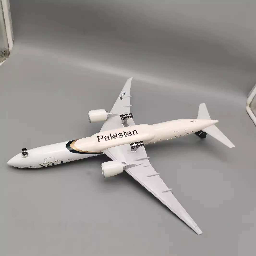 巴基斯坦航空Scale  1:157  47cm B777  PIA飞机模型带灯带轮摆件