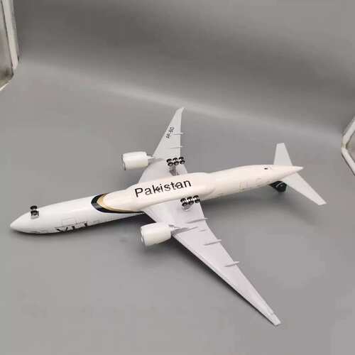 巴基斯坦航空Scale  1:157  47cm B777  PIA飞机模型带灯带轮摆件