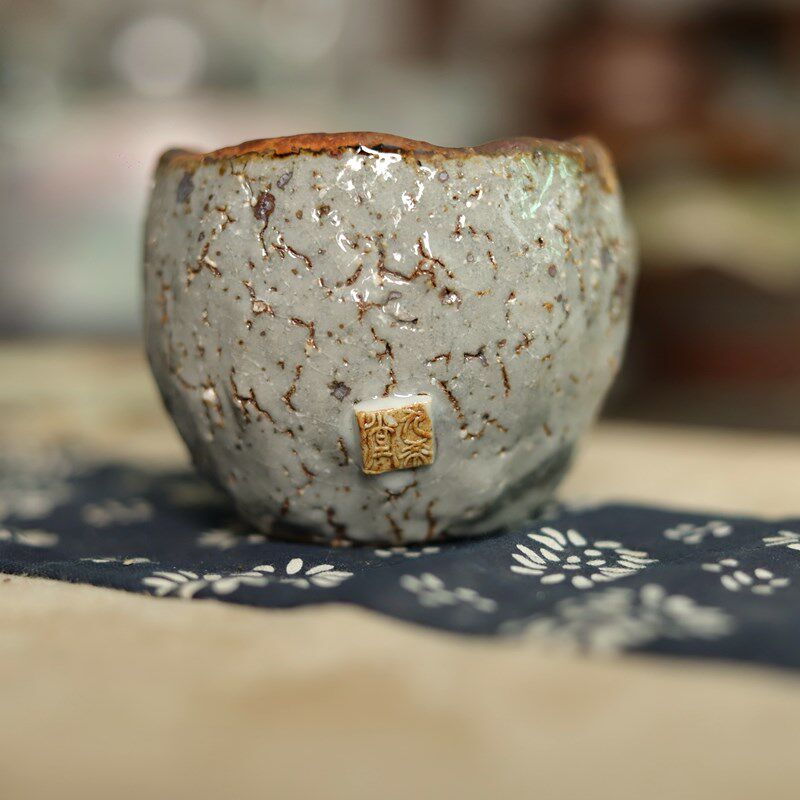 老岩泥柴烧茶盏窑变铁p锈釉主人杯 粗陶树皮纹茶杯 手拉胚手工茶