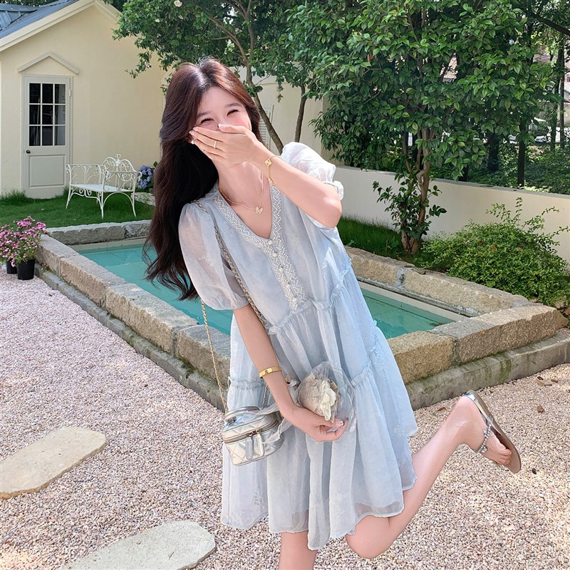 浅蓝色法式小清新减龄洋装女2025夏新款V领泡泡袖甜美钉珠短裙