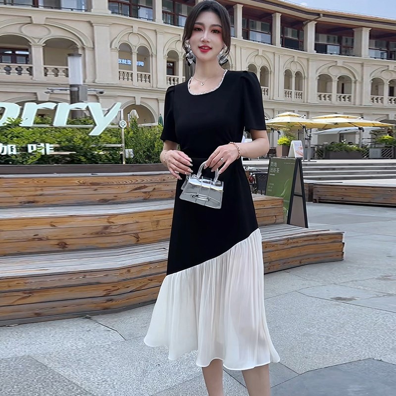 黑白拼色御姐范连衣裙2025年新款气质减龄女神范遮肚子显瘦裙子潮
