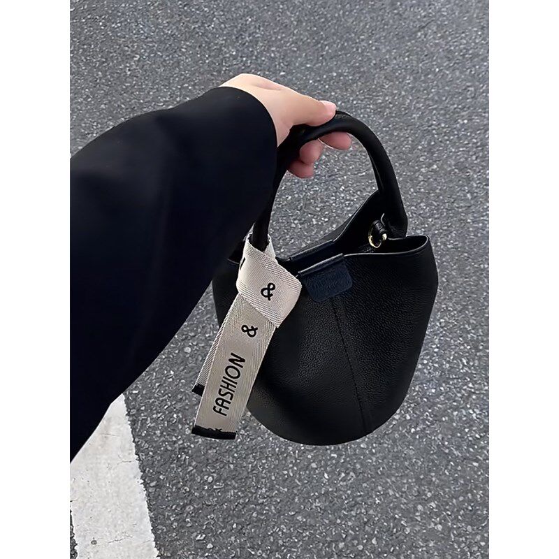 爆款黑色手提菜篮子水桶包包女2024新款秋冬高级感小众轻奢斜挎包