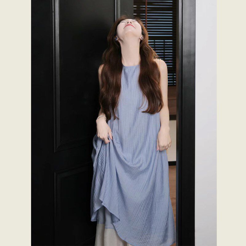 蓝色叠穿挂脖连衣裙女夏季高级感宽松显瘦无袖褶皱背心长裙