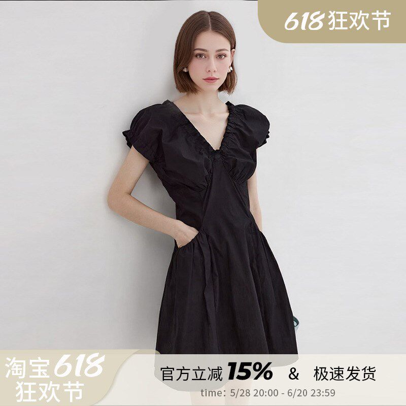 法式黑色泡泡袖V领连衣裙女夏新款短袖收腰褶皱显瘦气质长款裙子