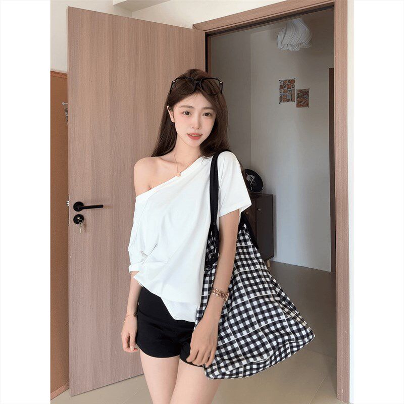 白色斜肩露肩t恤女短袖夏季2024新款宽松显瘦遮肉一字肩辣妹上衣