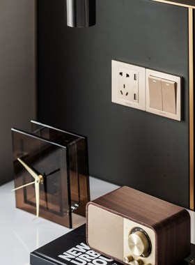 现代轻奢样板间卧室床头柜桌面组合摆件售楼处书桌音响台钟装饰品