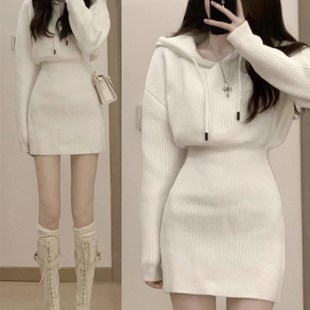 小个子白色连帽针织连衣裙女秋冬2024新款打底内搭修身毛衣卫衣裙