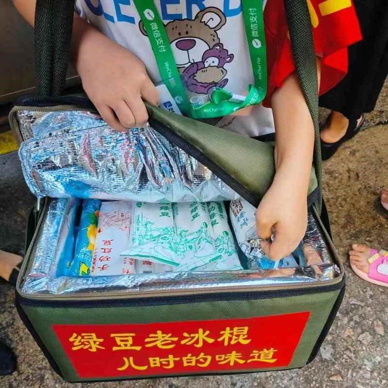 暑假小学生摆地摊卖老冰棍保温箱儿童夜市勤工俭学冰淇淋冷藏背箱