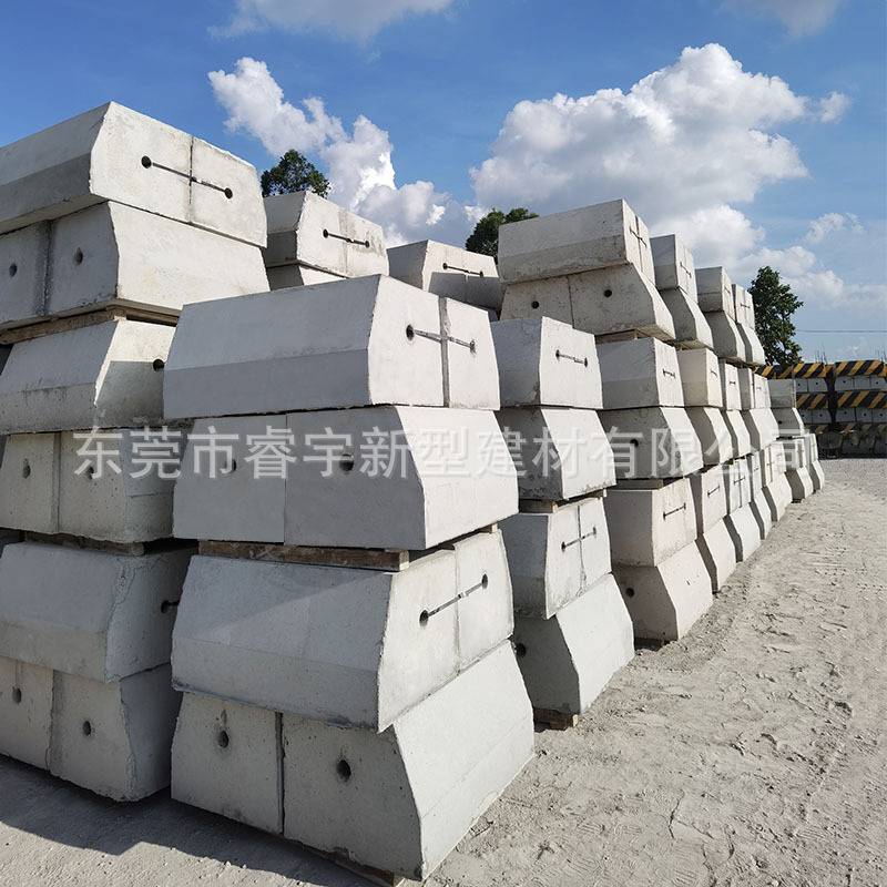 江苏南京厂家直销围挡水泥墩底座混凝土C30基础块施工围蔽石墩子