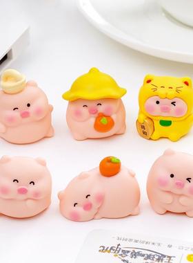 可爱招财小黄帽小猪萌粒装饰品迷你车载电脑工位治愈系桌面小摆件