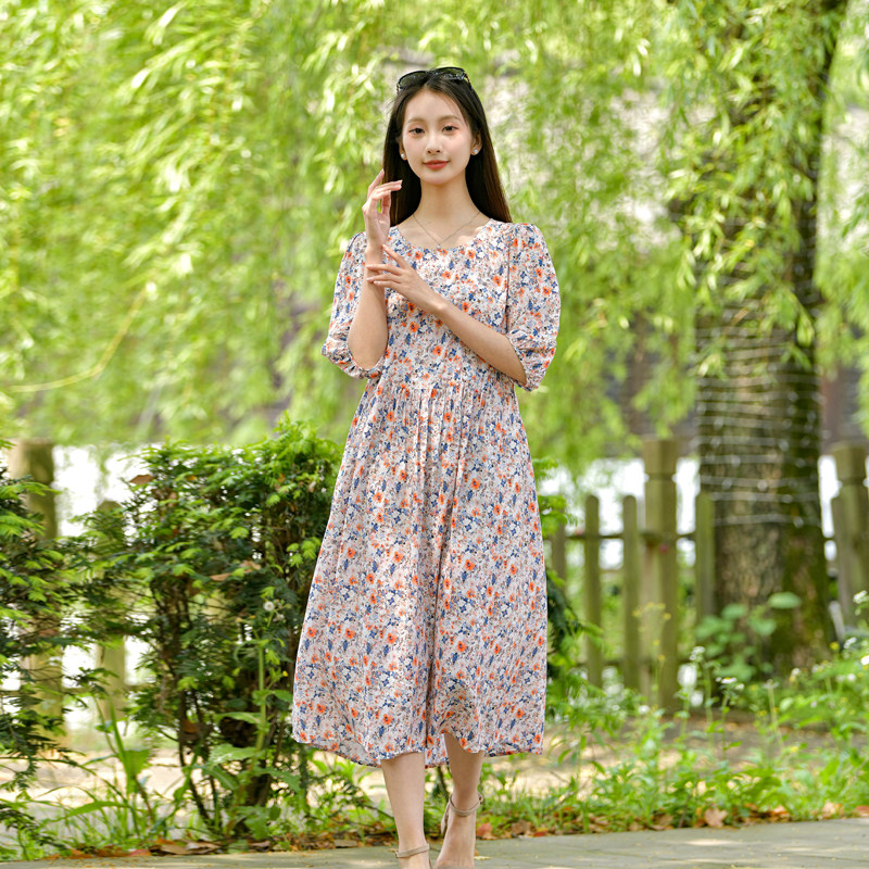 棉绸连衣裙女2025新款夏季人造棉海边度假旅游外穿中长款碎花裙子
