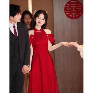 新中式一字肩旗袍订婚裙2024新款新娘红色小礼服敬酒服挂脖连衣裙