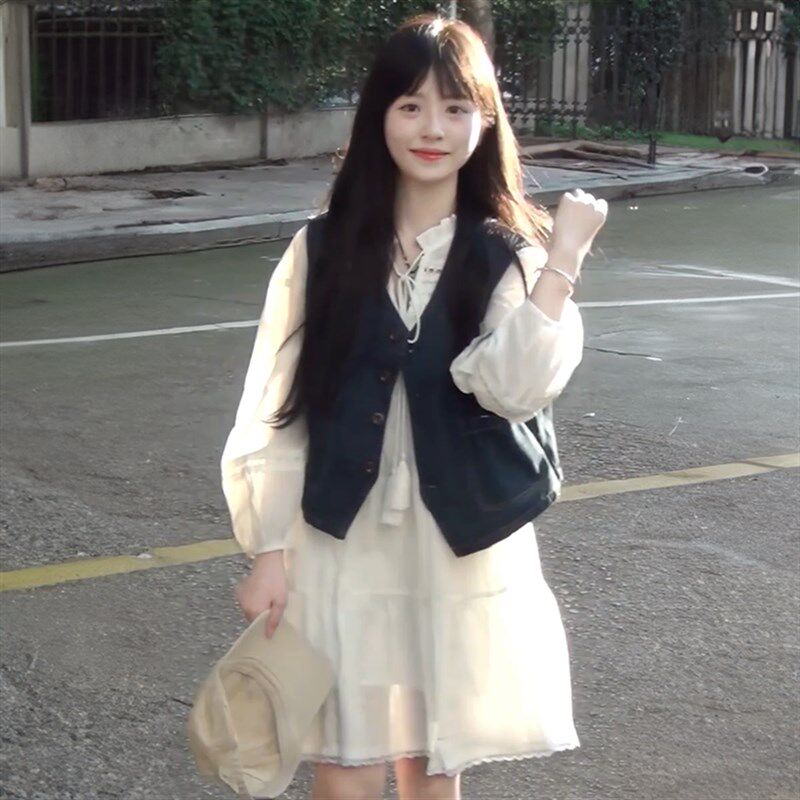 森系甜美温柔风圆领白色连衣裙超仙女早秋叠穿牛仔背心小马甲套装