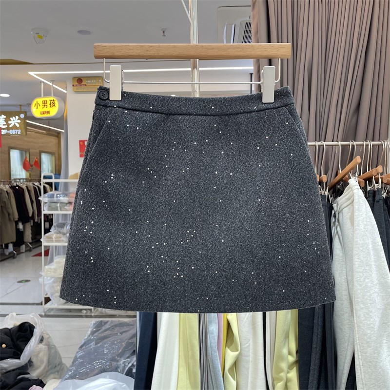 8090服饰24930-1冬季韩版高腰亮晶晶纽扣设计防走光毛呢半身裙女