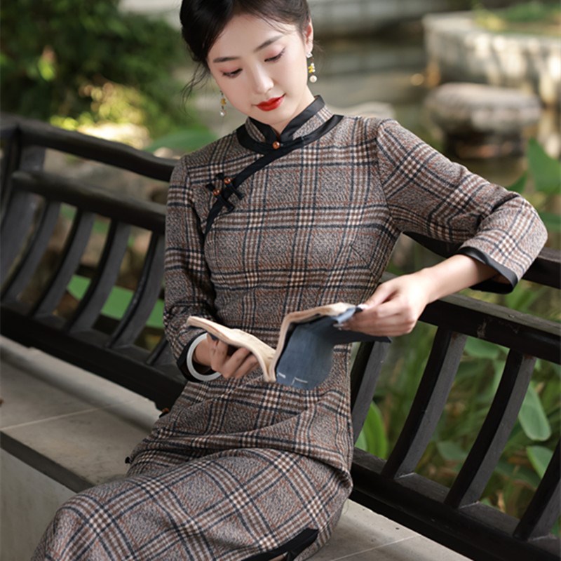 2024女秋冬新品复古长袖毛呢格子长款老上海旗袍裙日常可穿妈妈装