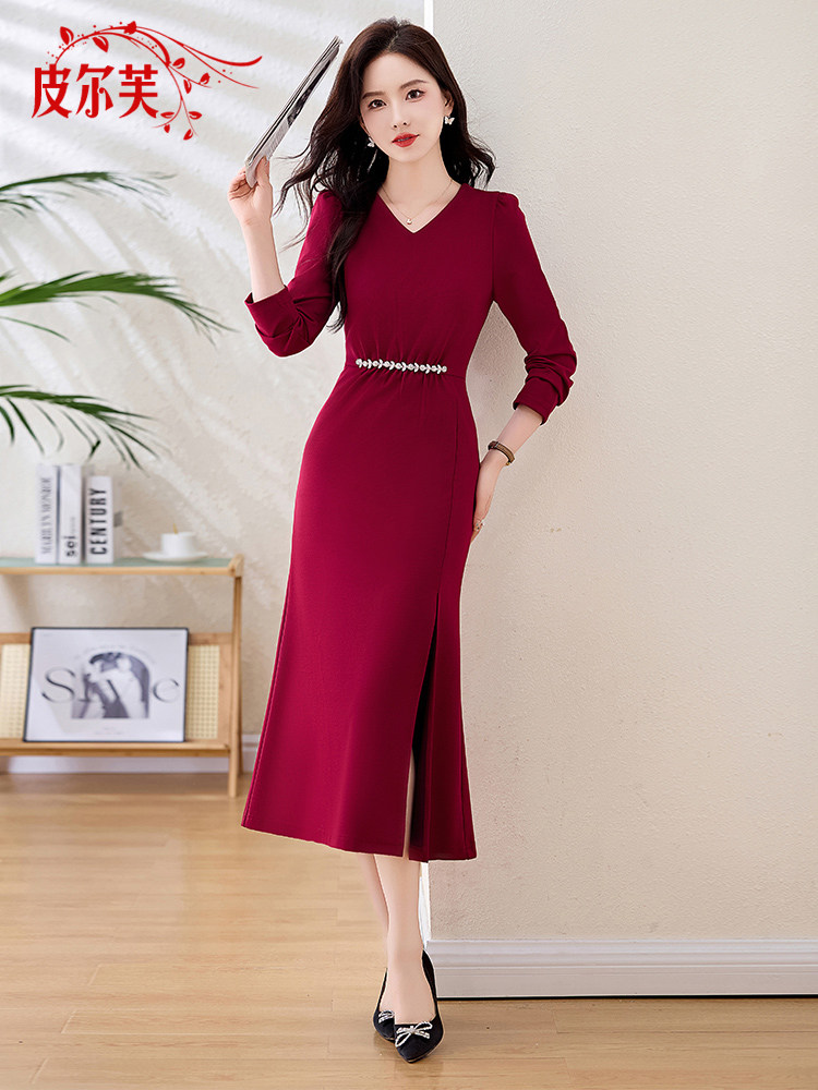 轻熟红色连衣裙女长袖2024春秋新款高级感休闲减龄开叉中长款裙子