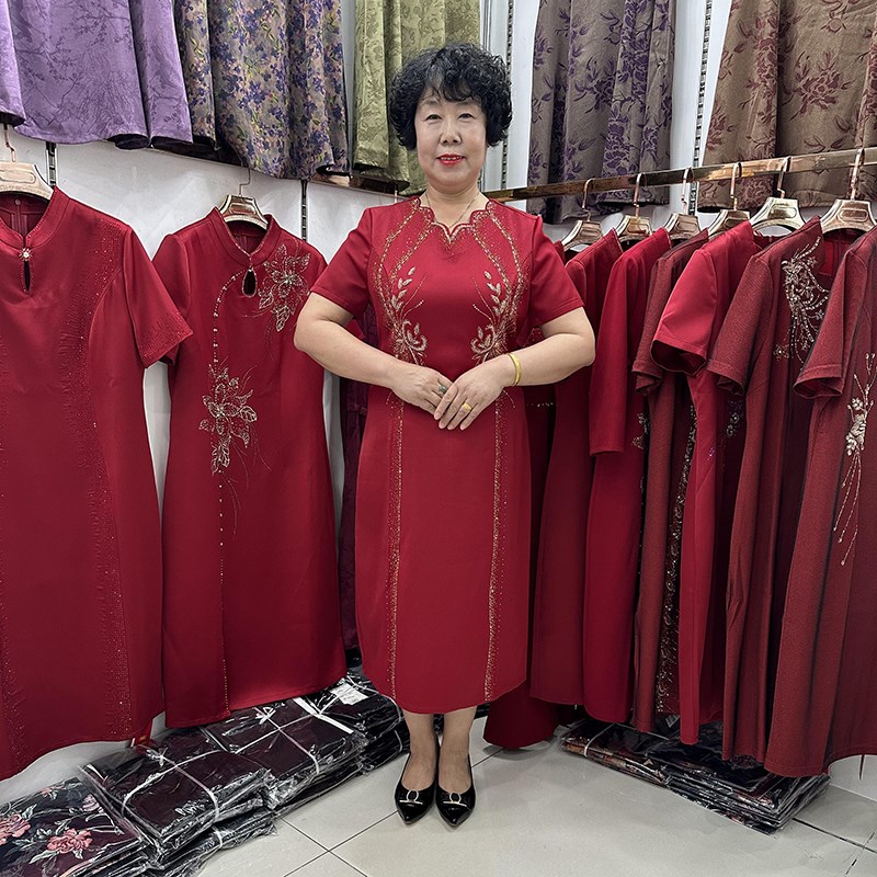 中老年妈妈夏季红色旗袍连衣裙女短袖中长款手工金色烫钻V领礼服