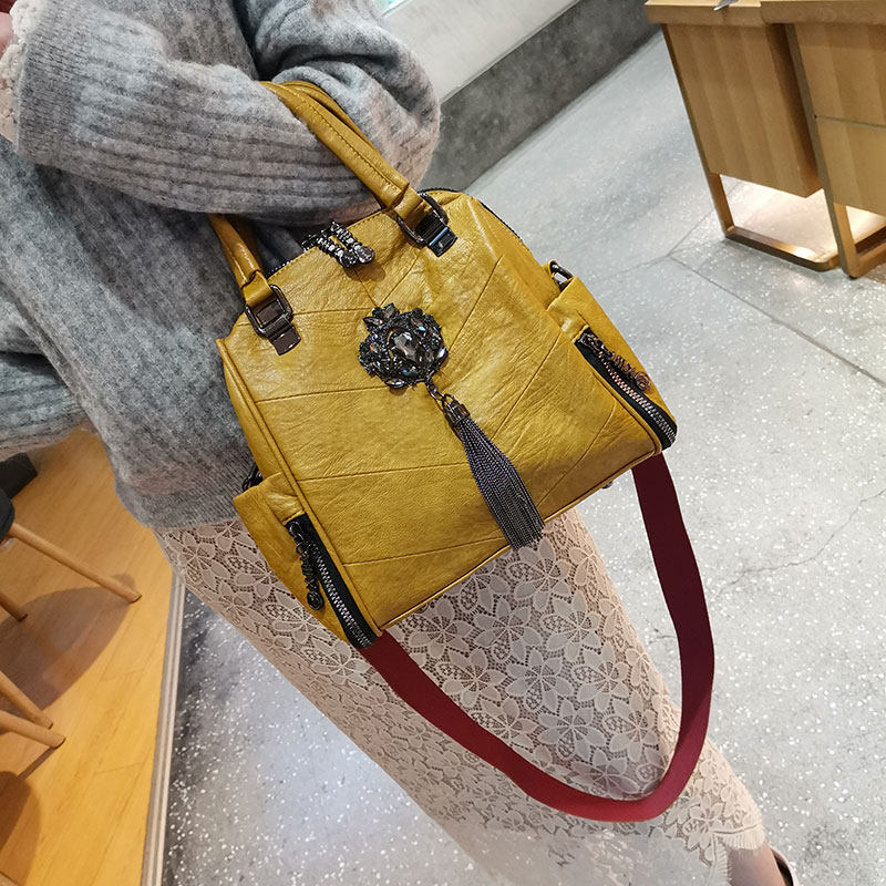 流行休闲女士包包新款水钻流苏女包软面单肩斜挎包百搭手提包女