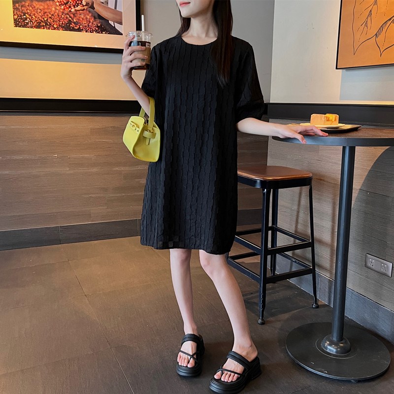 黑色连衣裙显瘦遮肚子减龄大码胖mm裙子圆领短袖时髦2024新款女装